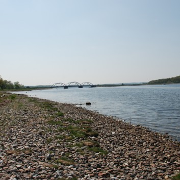 Am Holbaek Fjord mit den Mittelspitzen von der Rosteige - 09