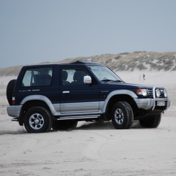 Mitsubishi Pajero V20 am Vejers Strand in Dnemark im tiefen Sand 01