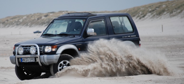 Mitsubishi Pajero V20 am Vejers Strand in Dnemark im tiefen Sand 04